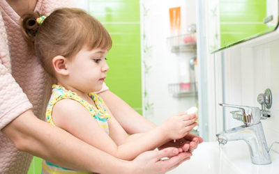 Lavaggio delle mani dei bambini